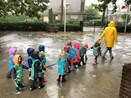 peuters in regen