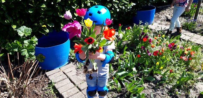 met een bos bloemen