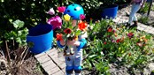 met een bos bloemen