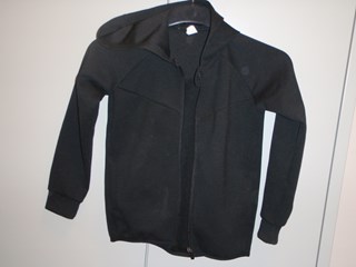 Zwart sportjack met capuchon 134-140
