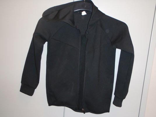 Zwart sportjack met capuchon 134-140